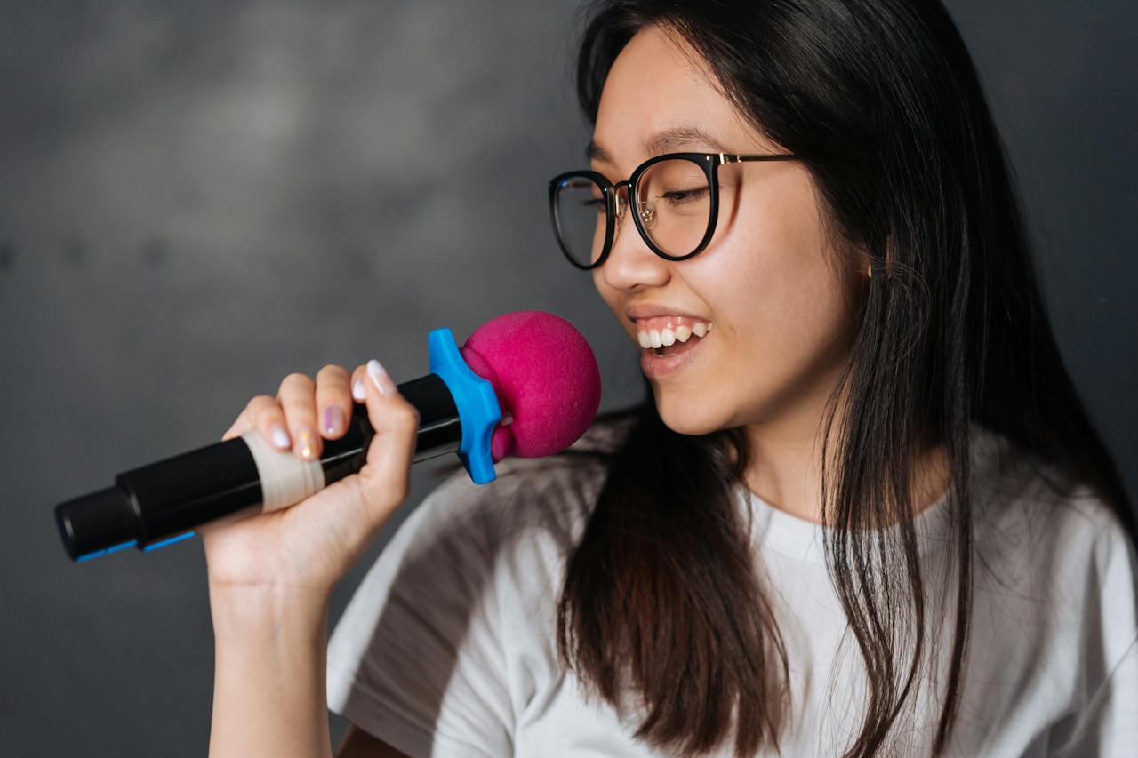 A woman organize her own open mic at home